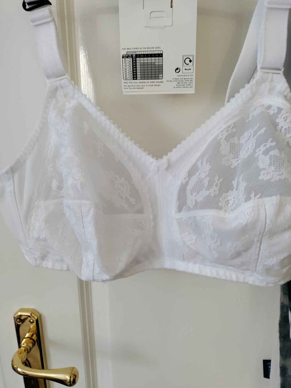 Triumph Doreen white 🤍 (65%off}❤️